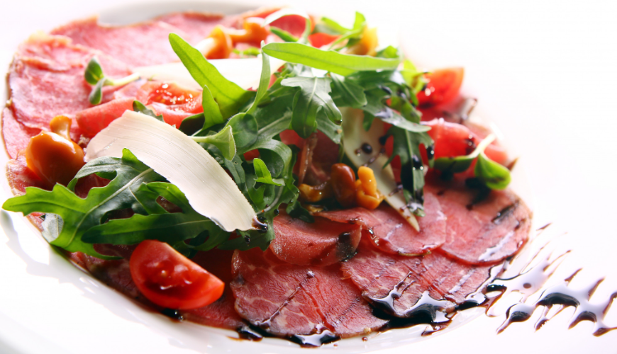 Carpaccio je italský skvost na talíři a inspirace pro pizzu